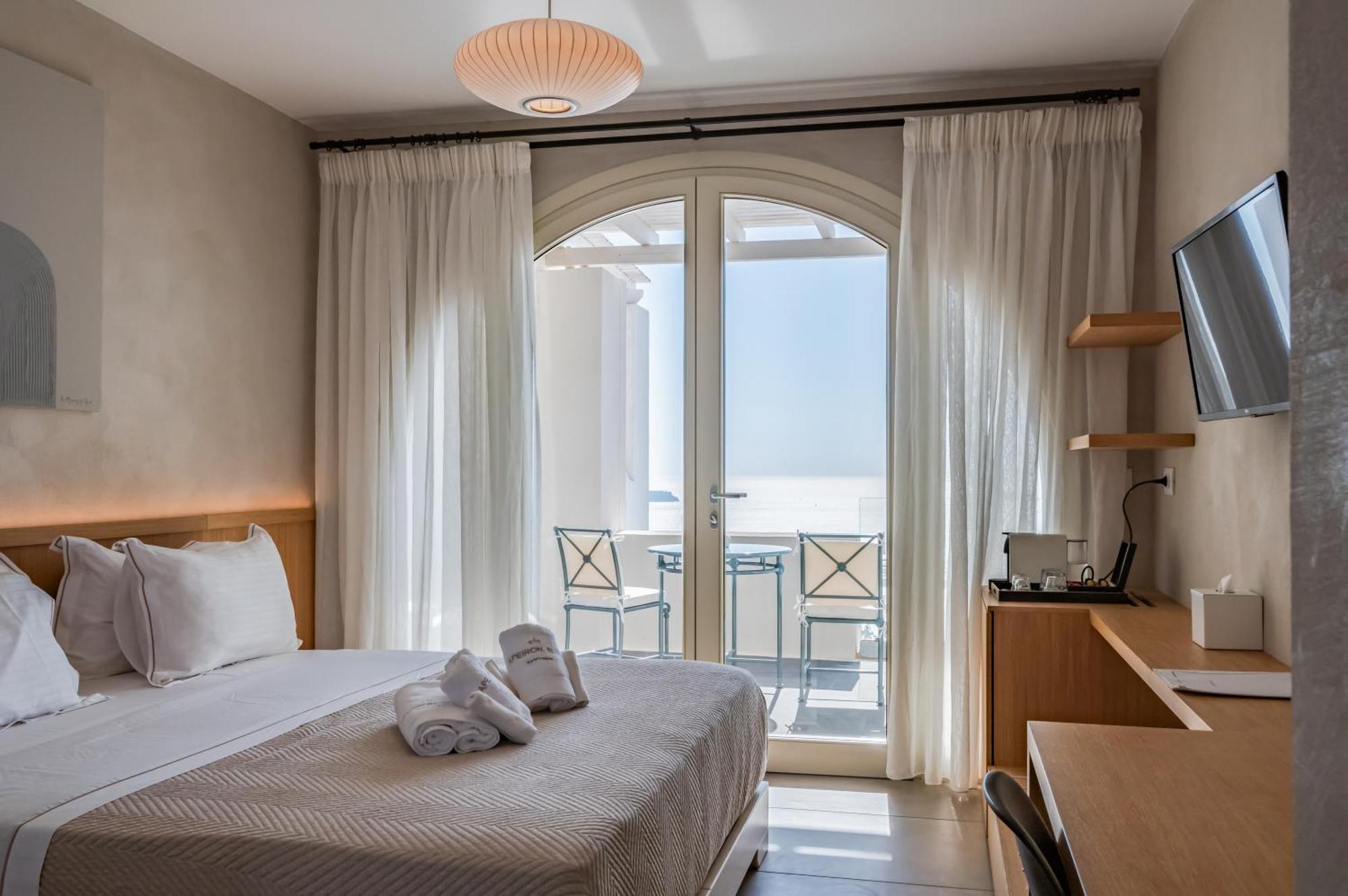 Apeiron Blue Santorini - Sustainable Adults Only 14 Plus Fira  Pokoj fotografie